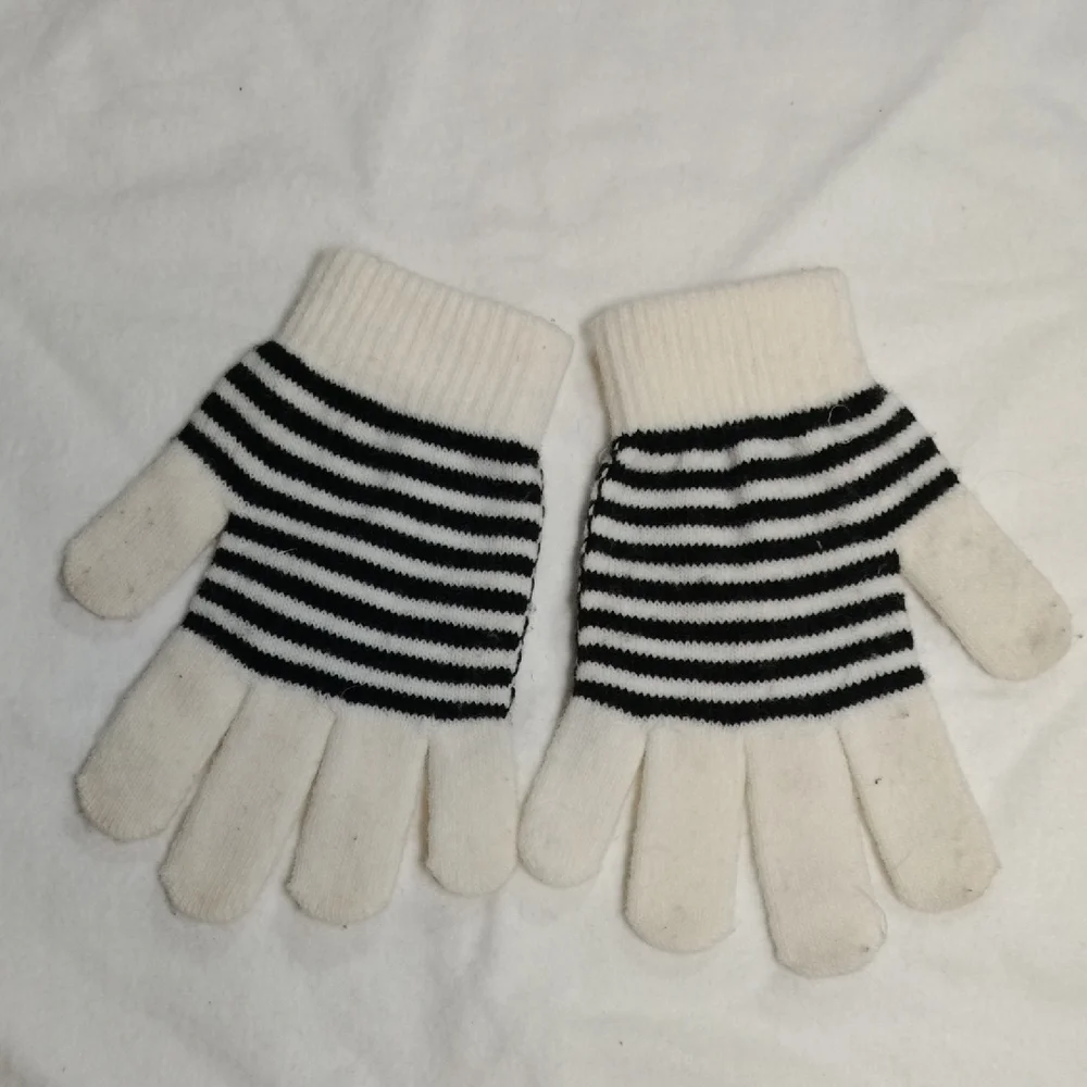 Women's Black And White Gloves